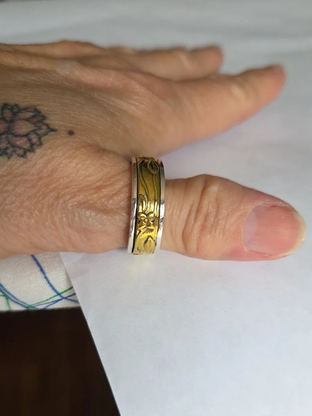 Source Unknown Two-Tone Gold and Silver Floral Band  Spinner Ring